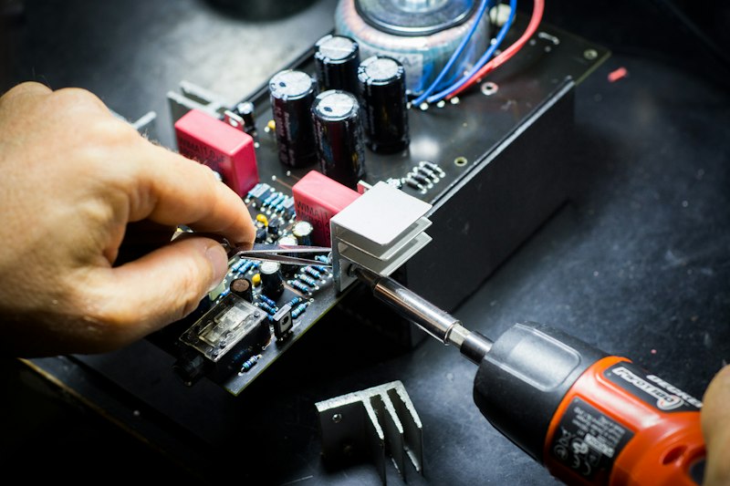 Imagem conceitual de um prédio de banco com fluxos de dados digitais se transformando em um ícone de cérebro de IA, simbolizando a adoção de inteligência artificial no setor financeiro.